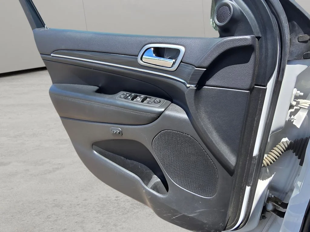Used 2019 Bright White Clearcoat Jeep Limited image 24