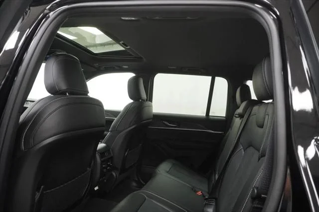 New 2026 Diamond Black Crystal Pearl-Coat Exterior Paint Jeep Laredo image 18