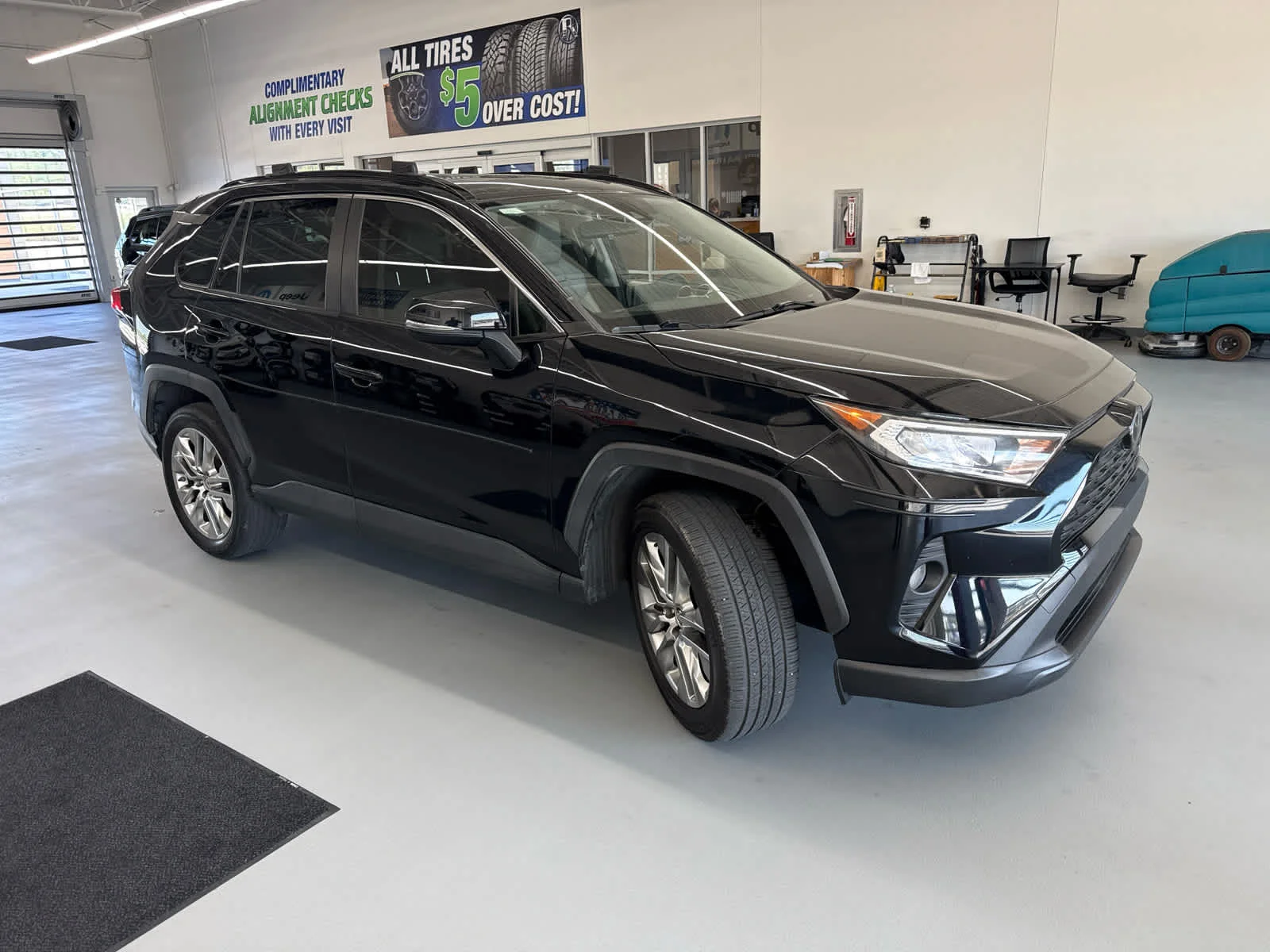 Used 2019 Midnight Black Metallic Toyota XLE Premium image 3