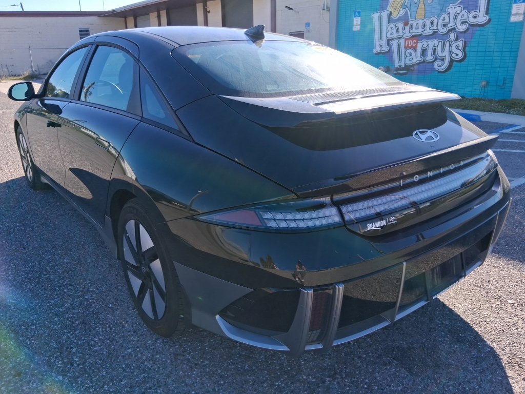 Used 2023 Green Hyundai SE image 5
