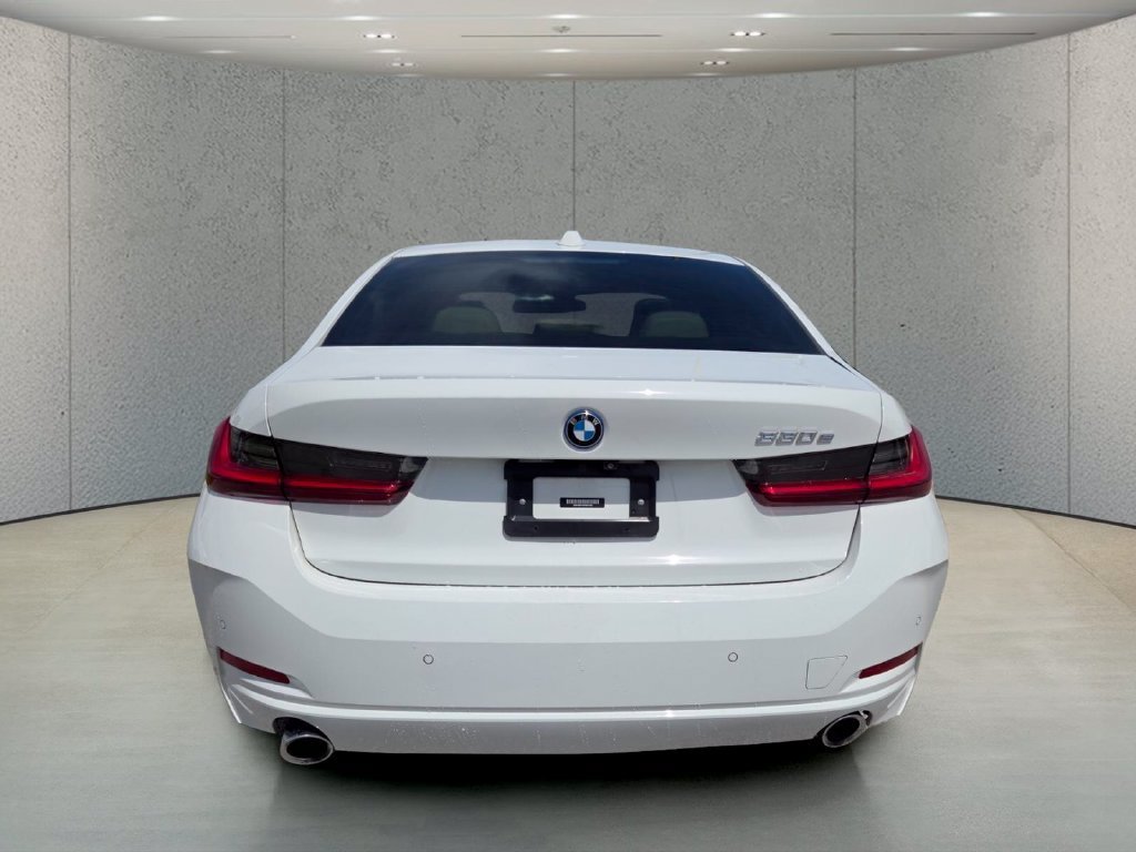 2023 BMW 3 Series 330e - Photo 6