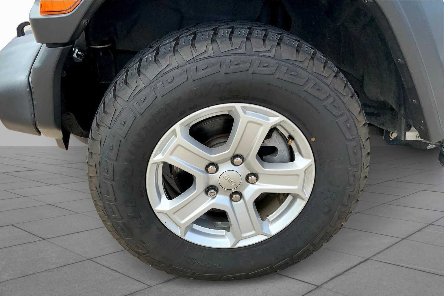 Used 2018 Billet Silver Metallic Clearcoat Jeep Sport S image 10