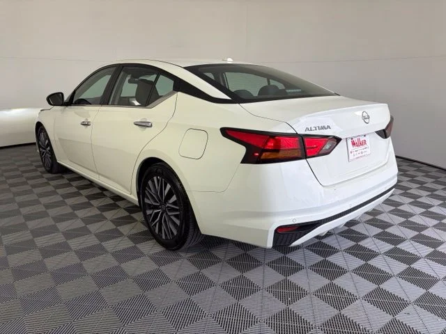 Used 2025 Glacier White Nissan SV image 5