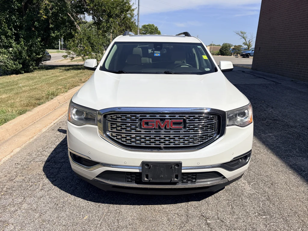 Used 2017 White Frost Tricoat GMC Denali image 8