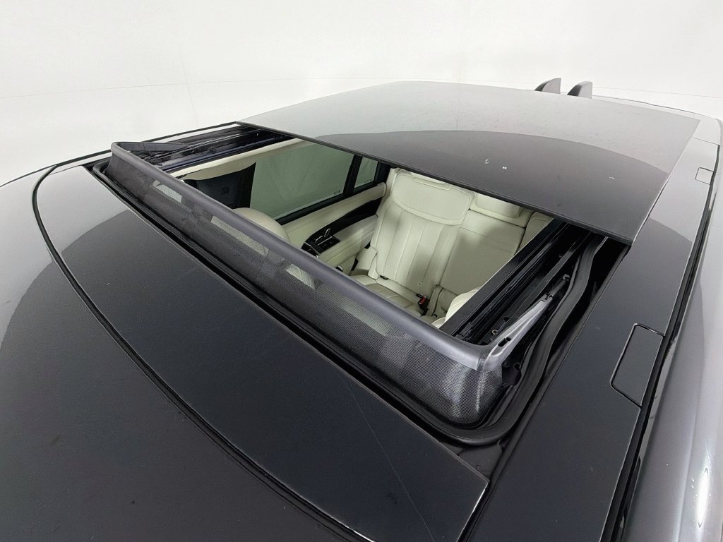 New 2027 Fuji White Land Rover SE image 23