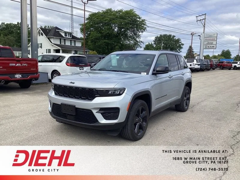 Used 2023 Silver Jeep Altitude X 4x4 image 3