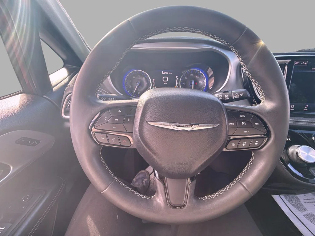 Used 2022 Red Chrysler Touring L image 26