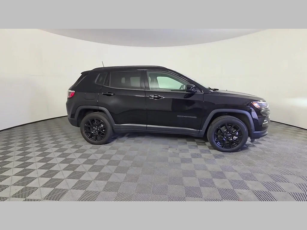 New 2026 Diamond Black Crystal Pearl-Coat Exterior Paint Jeep Latitude Altitude image 22