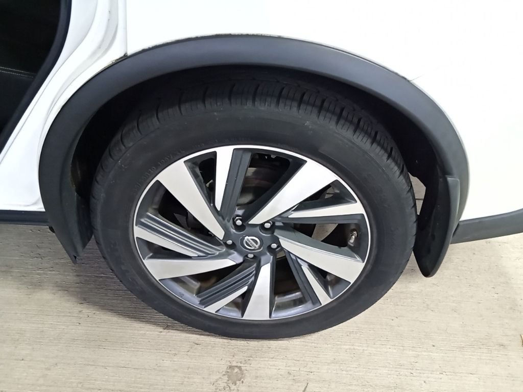 Used 2018 Pearl White Nissan Platinum image 16