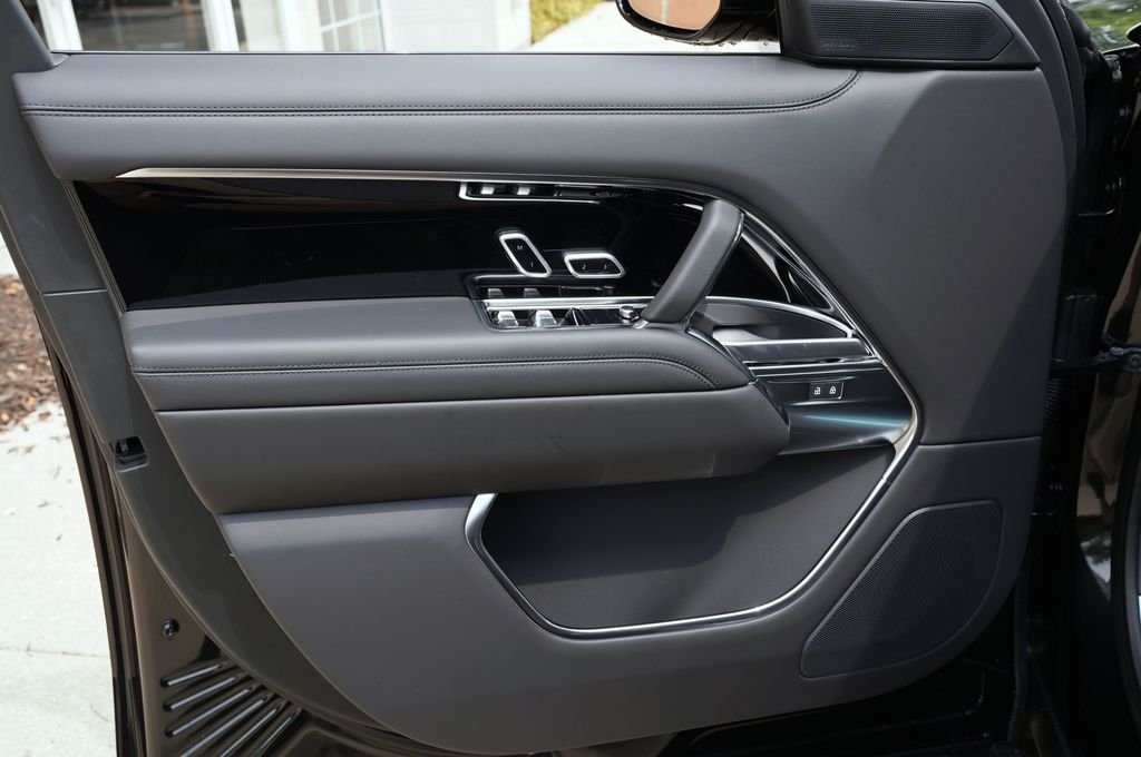 New 2026 Santorini Black Land Rover SE image 10