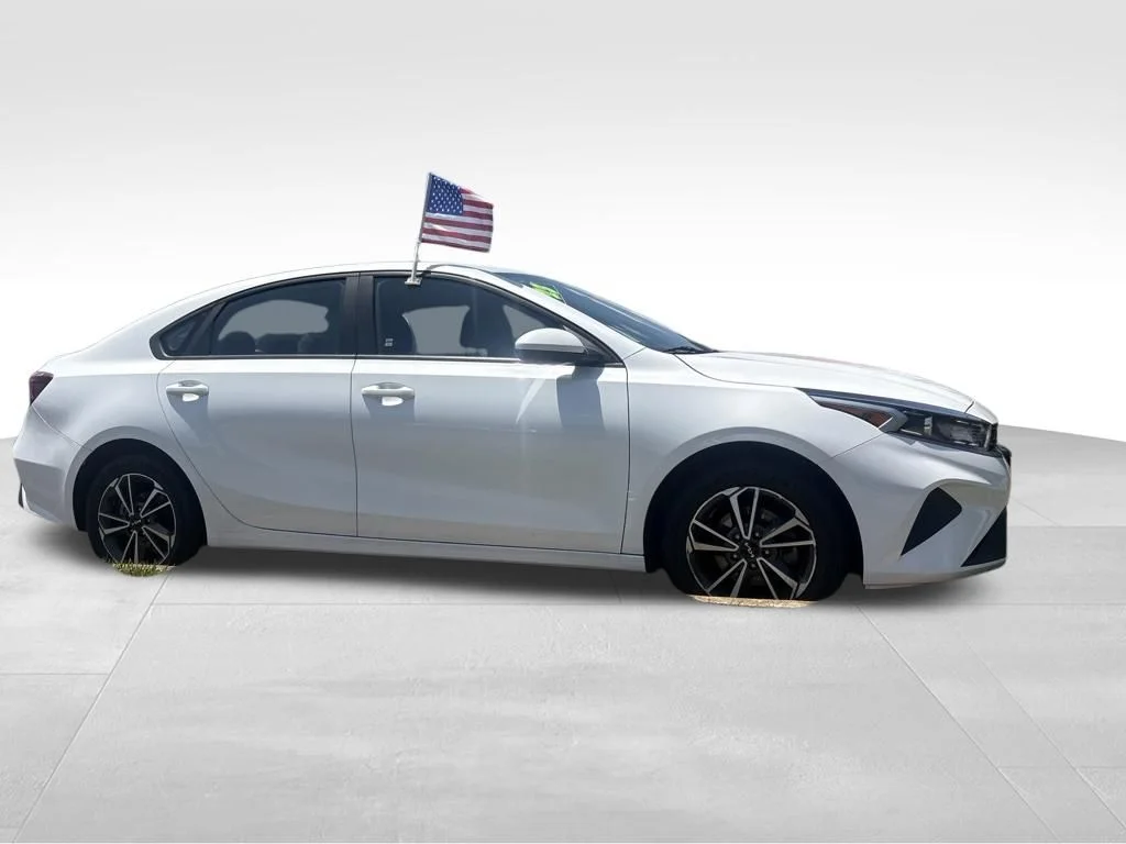 Used 2023 White Kia LXS image 12
