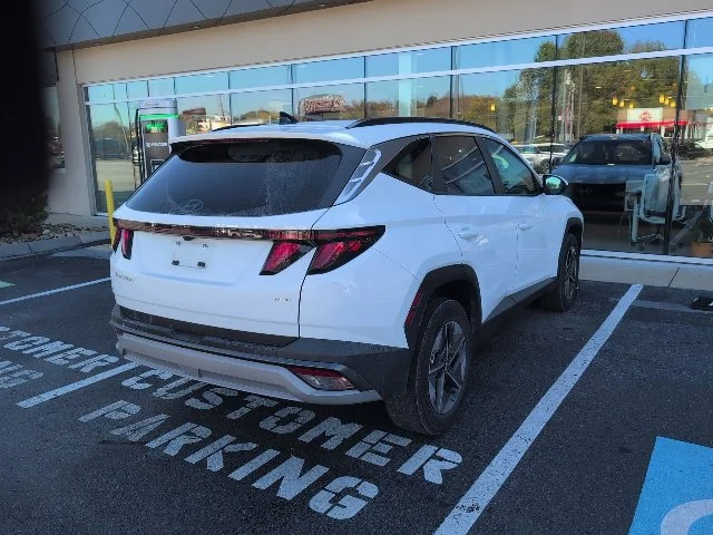 Used 2025 White Hyundai SEL image 3