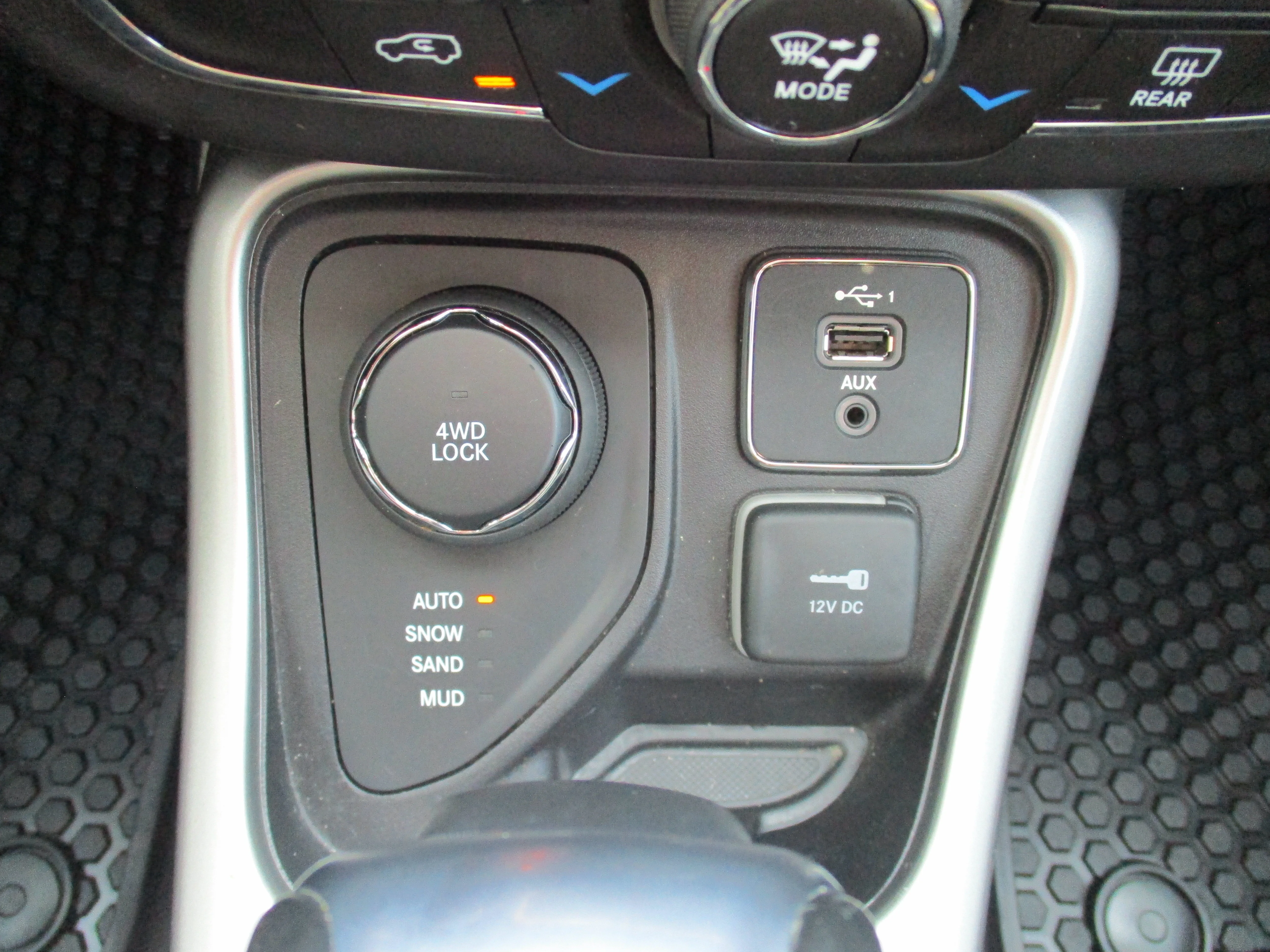 Used 2020 White Clearcoat Jeep Latitude image 18