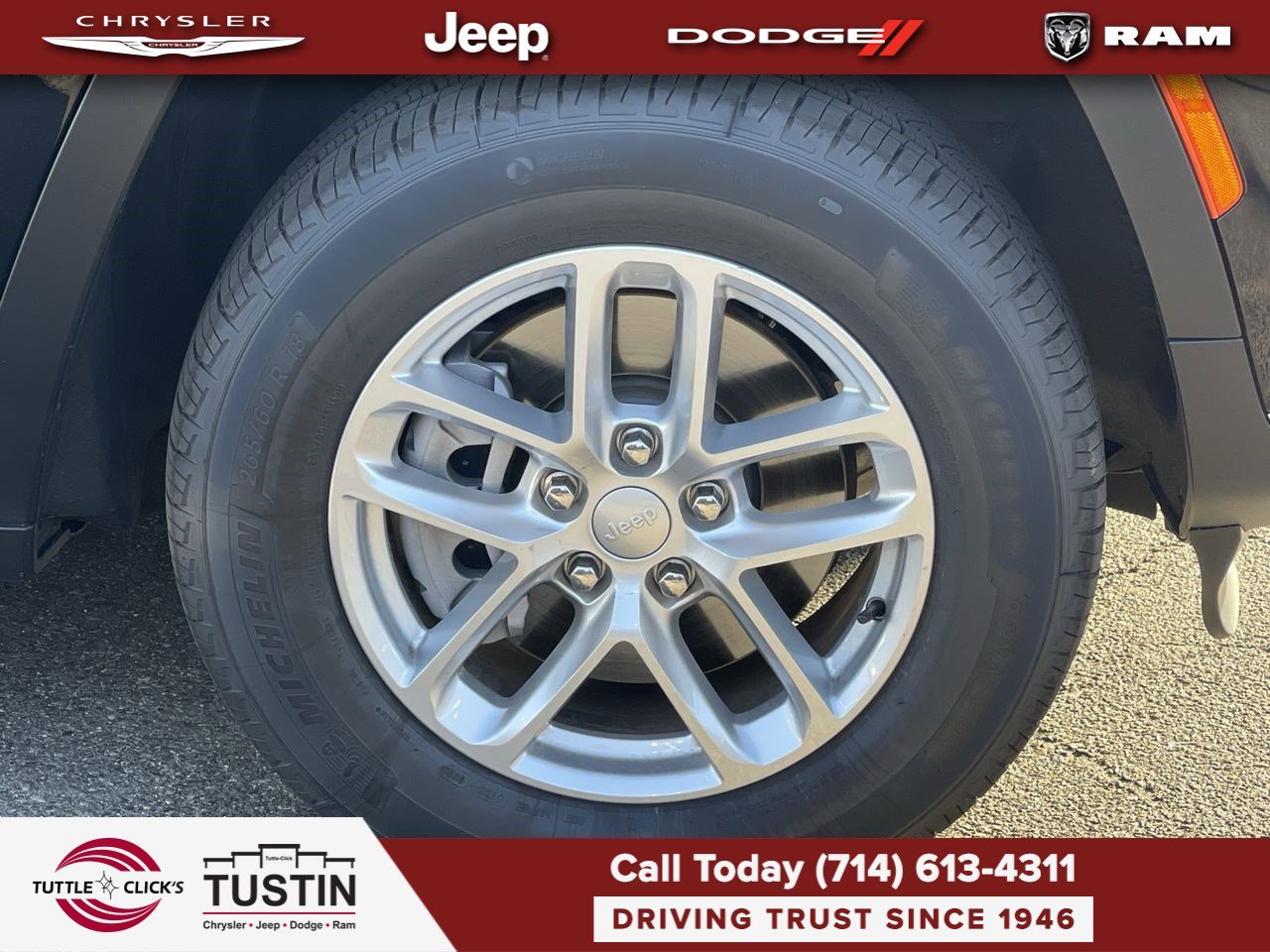 Used 2025 Diamond Black Crystal Pearlcoat Jeep Laredo image 13