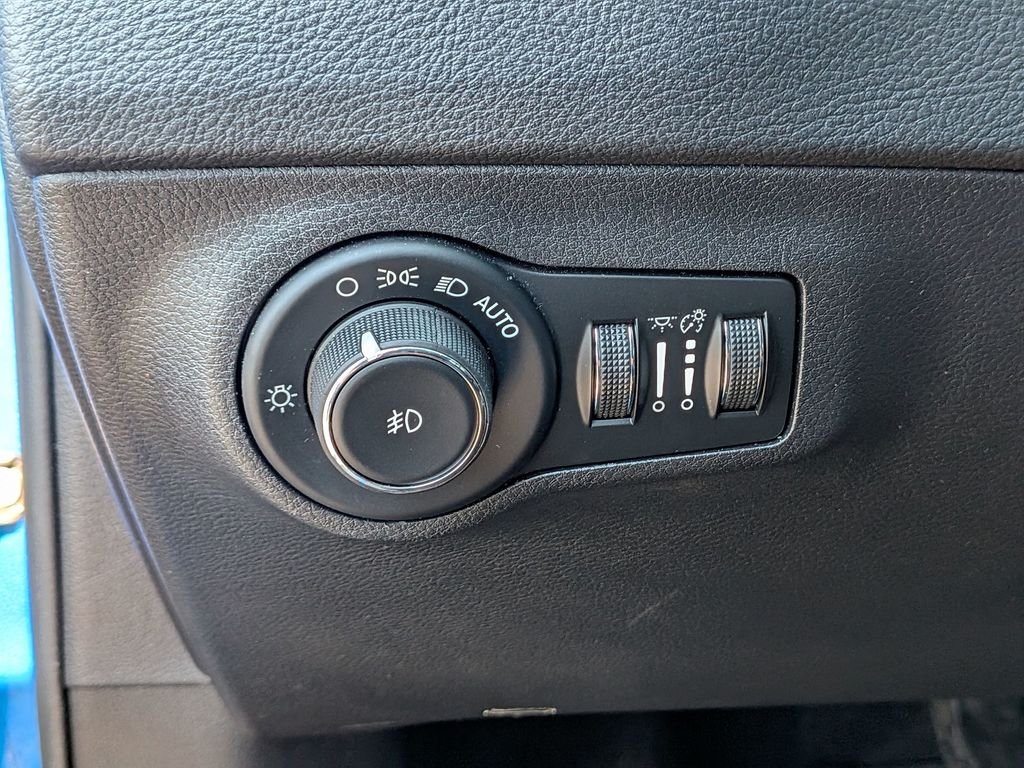 Used 2018 Blue Jeep Limited image 17