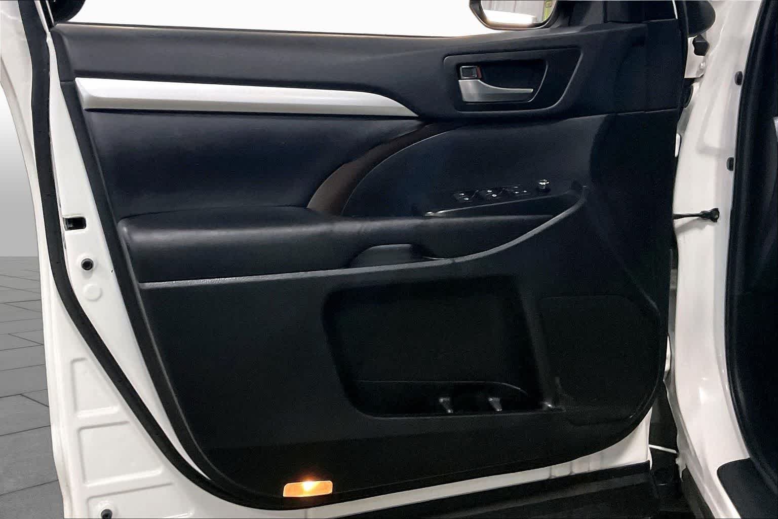 Used 2019 Blizzard Pearl Toyota XLE image 22