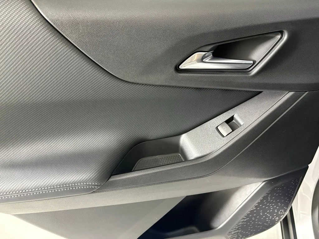 New 2027 Summit White Chevrolet LT image 39