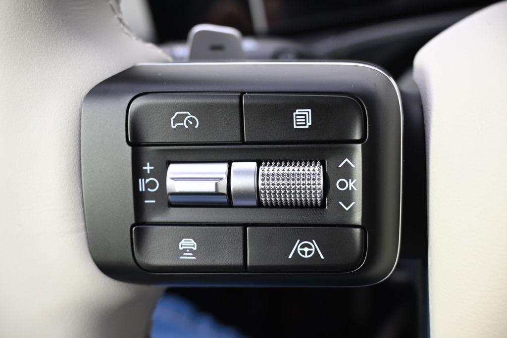 New 2027 White Hyundai SEL image 32