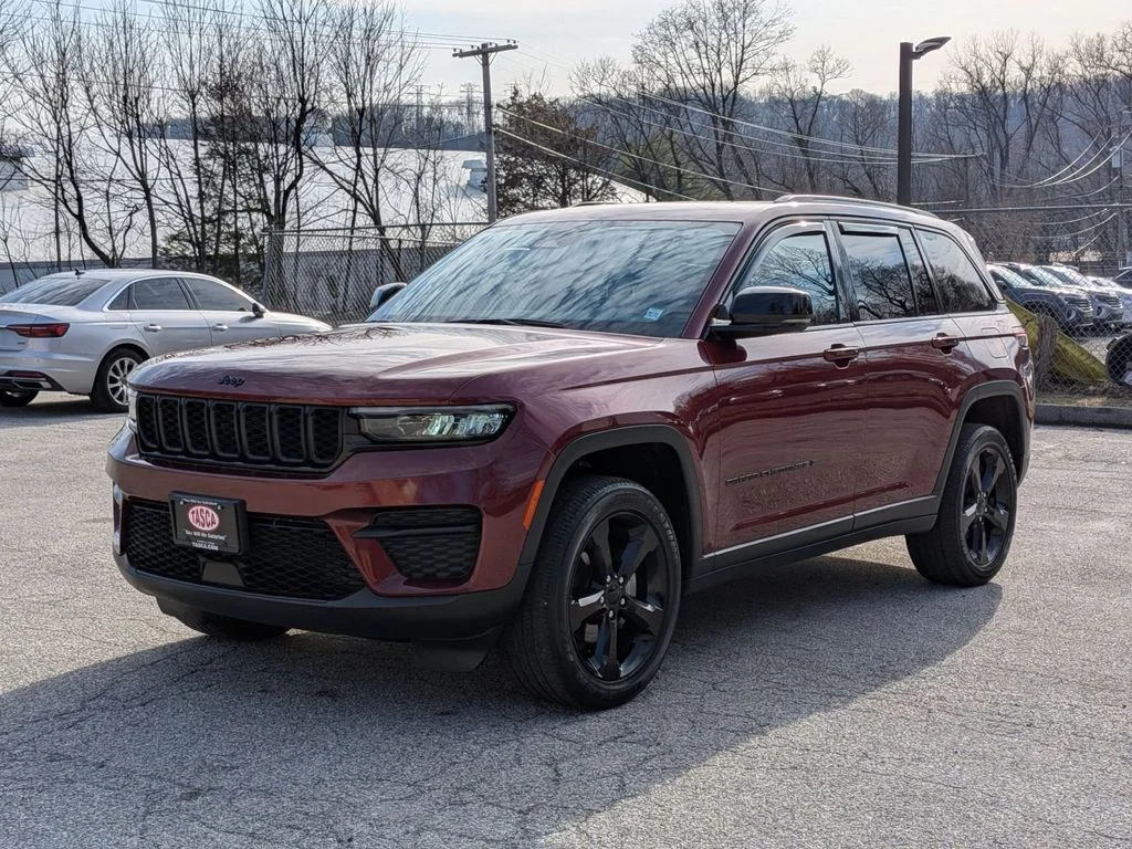 Used 2023 Red Jeep Altitude X image 10