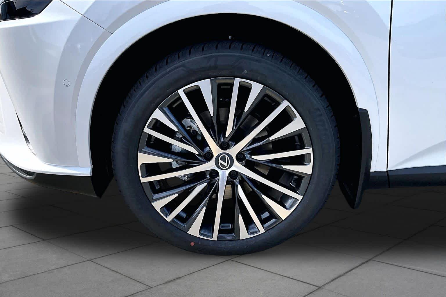New 2026 Eminent White Pearl Lexus PREMIUM PLUS image 11
