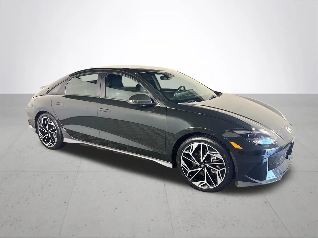 Used 2023 Green Hyundai SEL image 4
