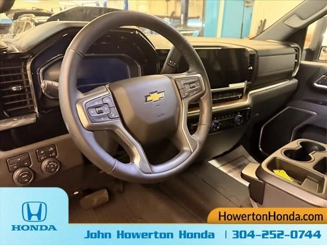 Used 2025 White Chevrolet LT image 17