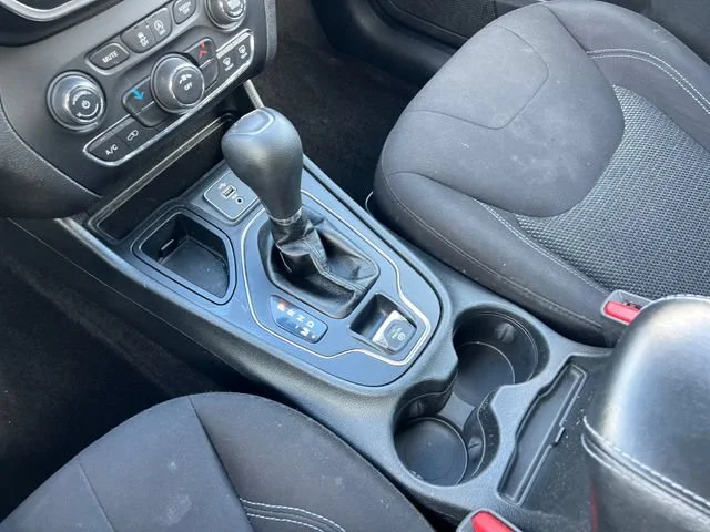 Used 2019 Diamond Black Crystal Pearlcoat Jeep Latitude image 25