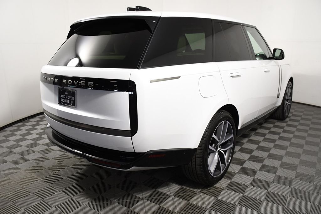 New 2026 Ostuni Perl Wh Land Rover SE image 6