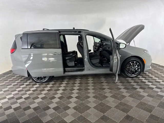 Used 2021 White Chrysler Touring image 13