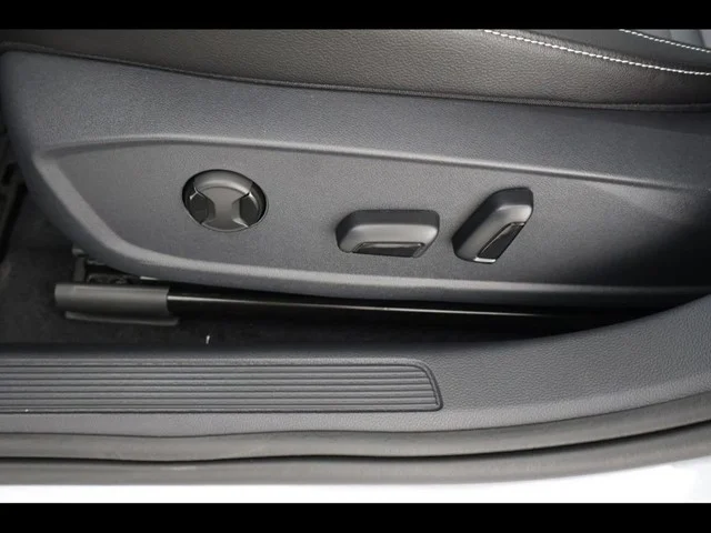 2025 Volkswagen Jetta SE - Photo 14