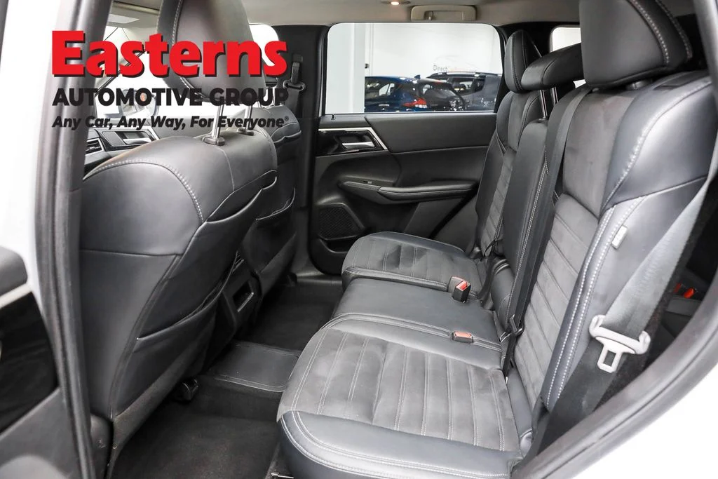 Used 2023 White Mitsubishi SE image 20