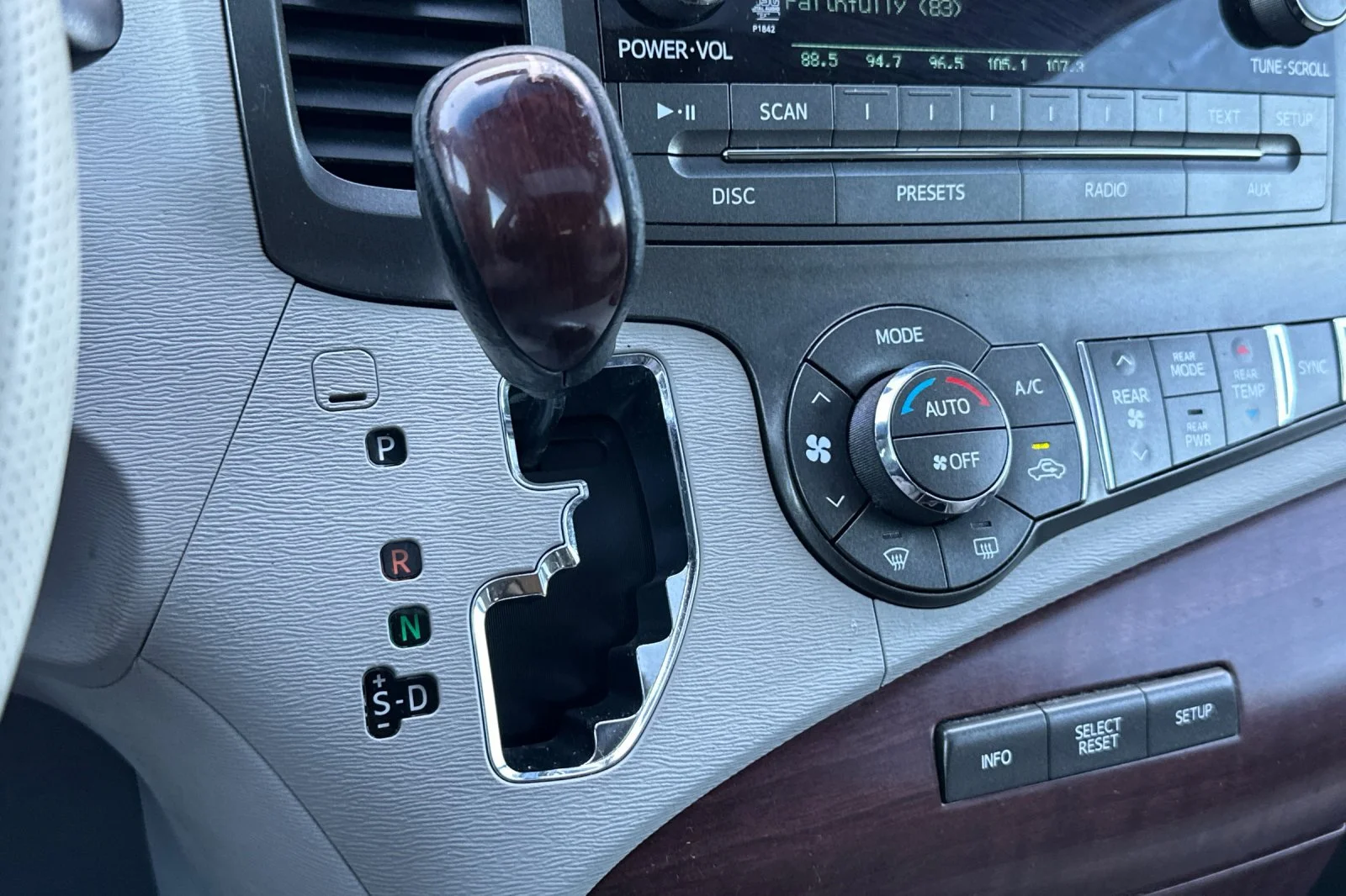 Used 2014 Super White Toyota XLE image 22