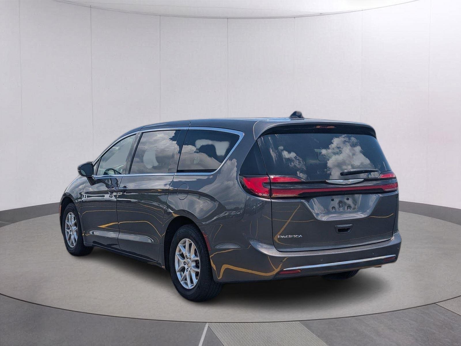 Used 2023 Granite Crystal Metallic Clearcoat Chrysler Touring L image 3