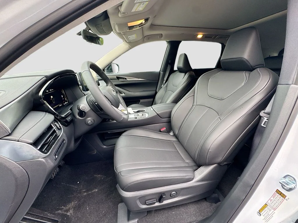 Certified Used 2026 White INFINITI LUXE image 23