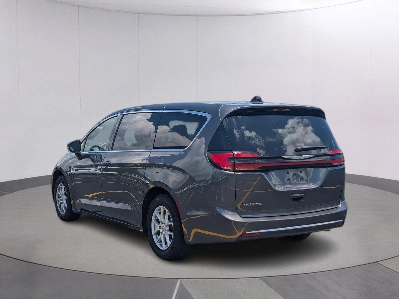 Used 2023 Granite Crystal Metallic Clearcoat Chrysler Touring L image 3