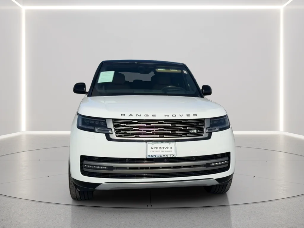Used 2025 White Land Rover SE image 2