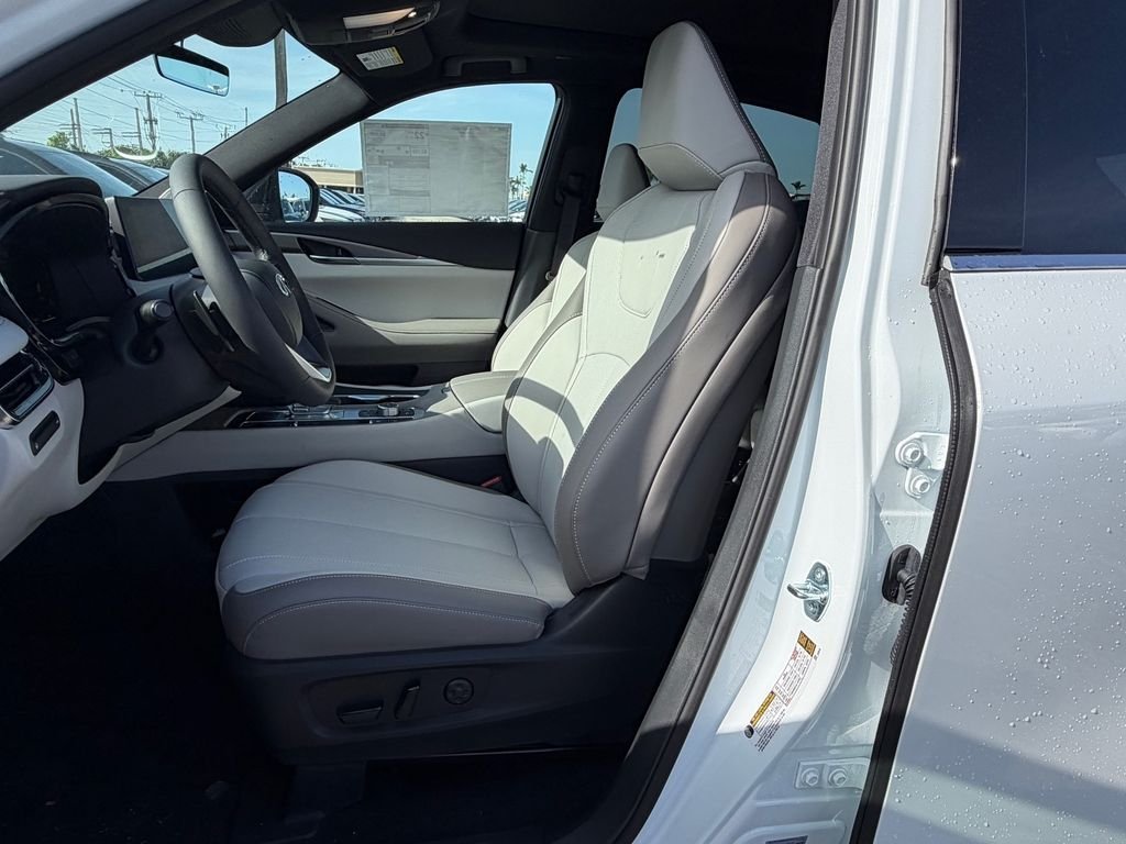 New 2027 RADIANT WHITE INFINITI Luxe AWD image 12