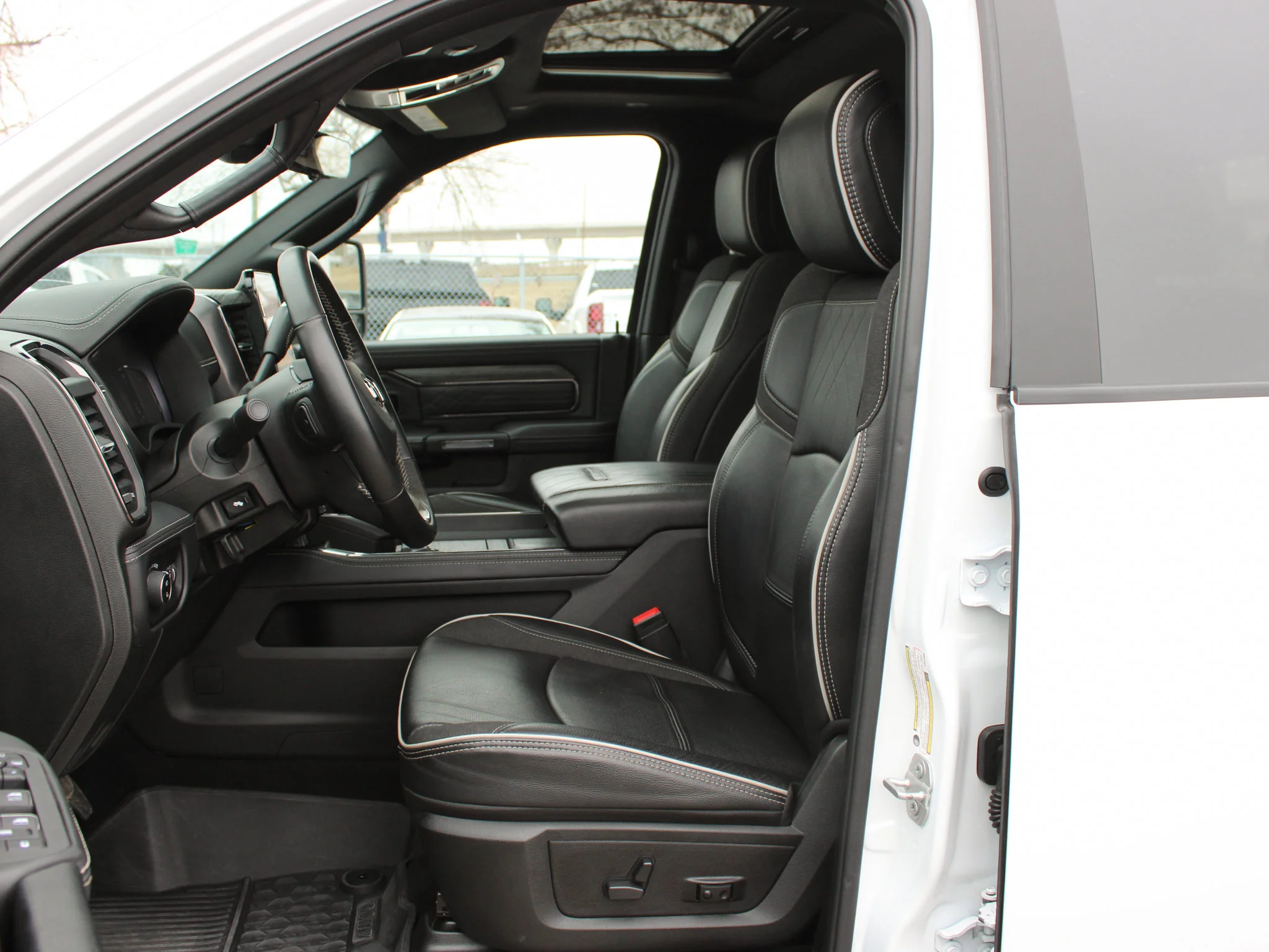Certified Used 2025 White RAM Limited * Cummins Diesel | 5th Wheel & Gooseneck | Adaptive Cruise | Apple CarPlay | Tonneau Cover image 3