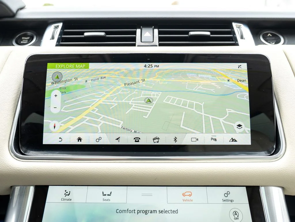 Used 2022 White Land Rover HSE Silver Edition image 25