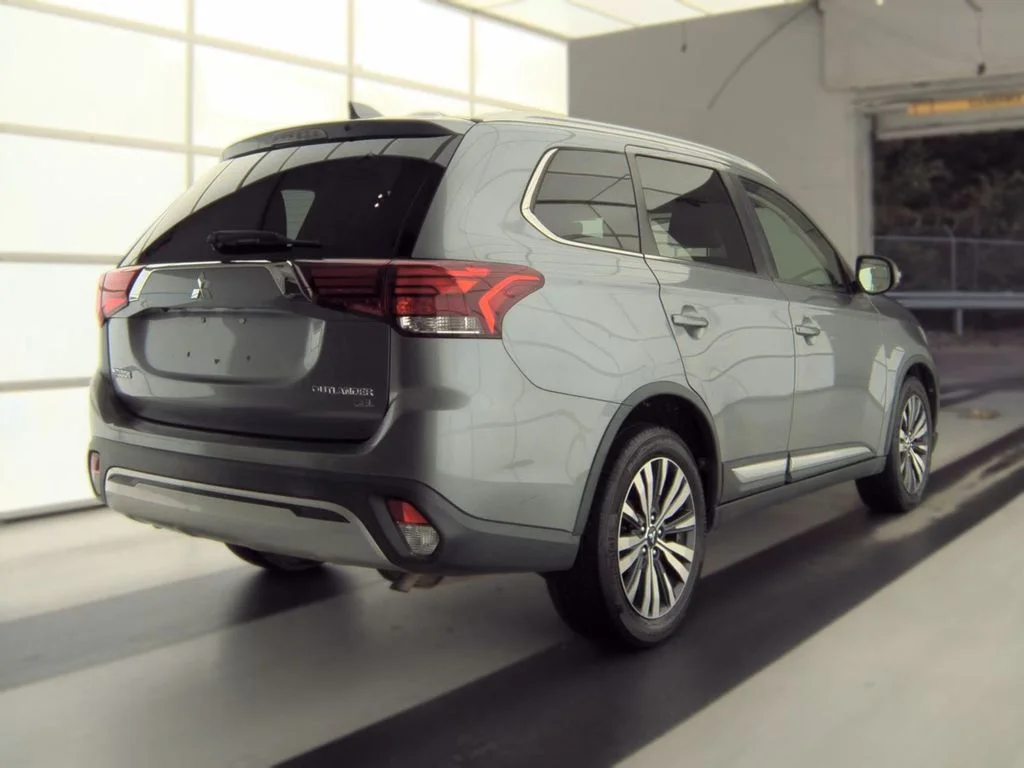 Used 2019  Mitsubishi SEL image 2