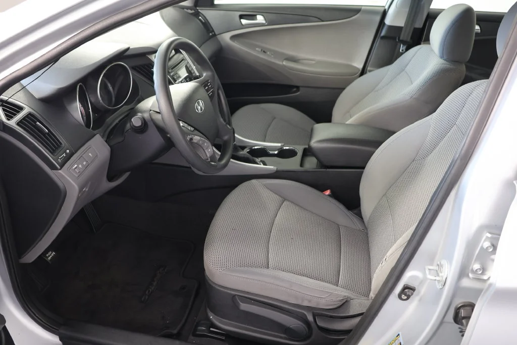 Used 2011 Radiant Silver Metallic Hyundai GLS image 16