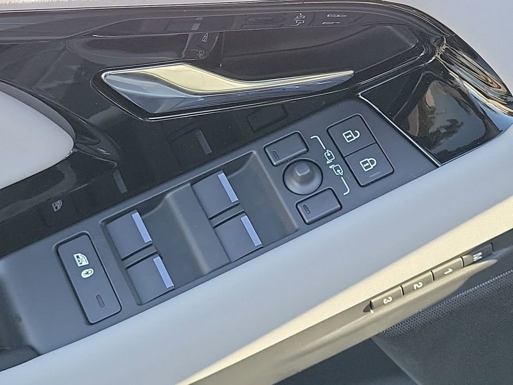 New 2026 Seoul Pearl Silver Land Rover S image 24
