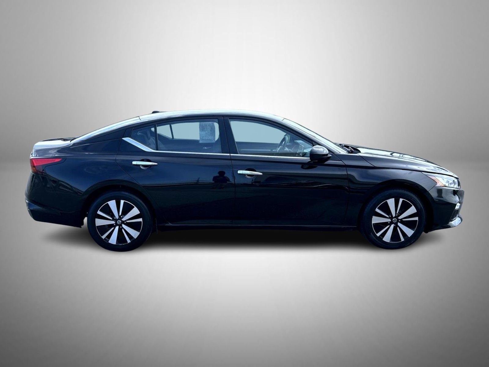 Used 2022 Black Nissan 2.5 SV image 4