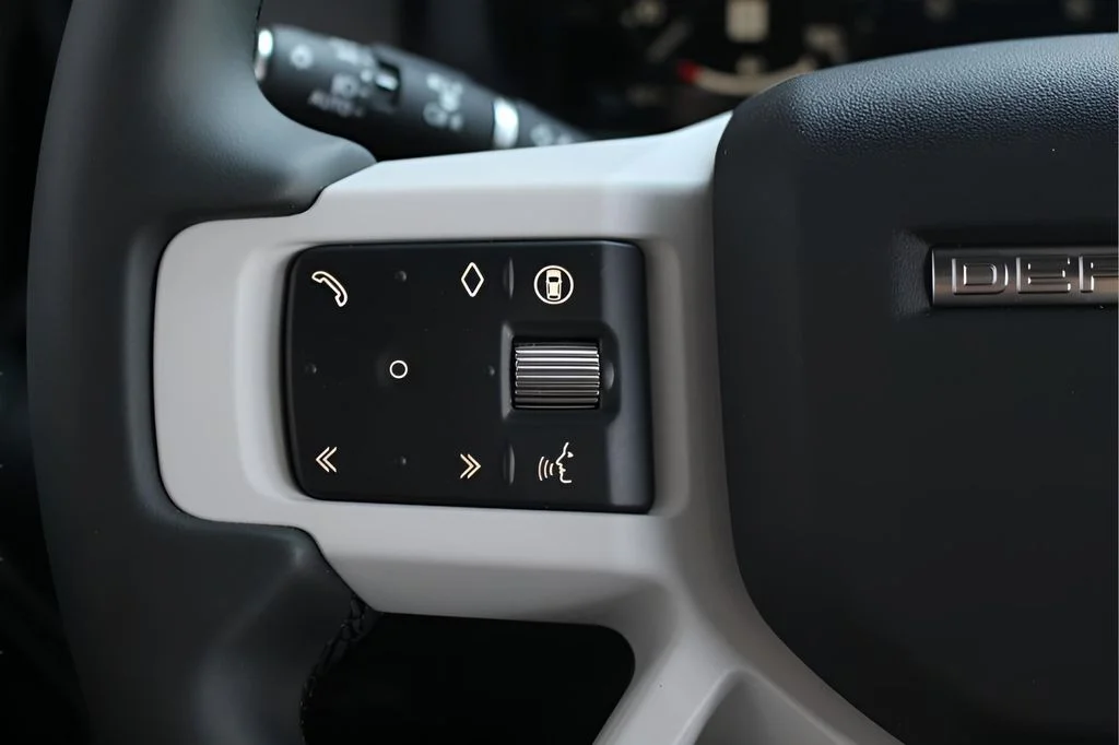 2025 Land Rover Defender X-Dynamic SE - Photo 21