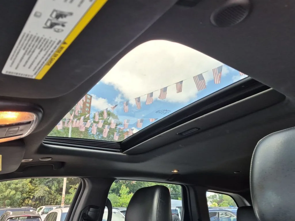 Used 2018 White Jeep Altitude image 21