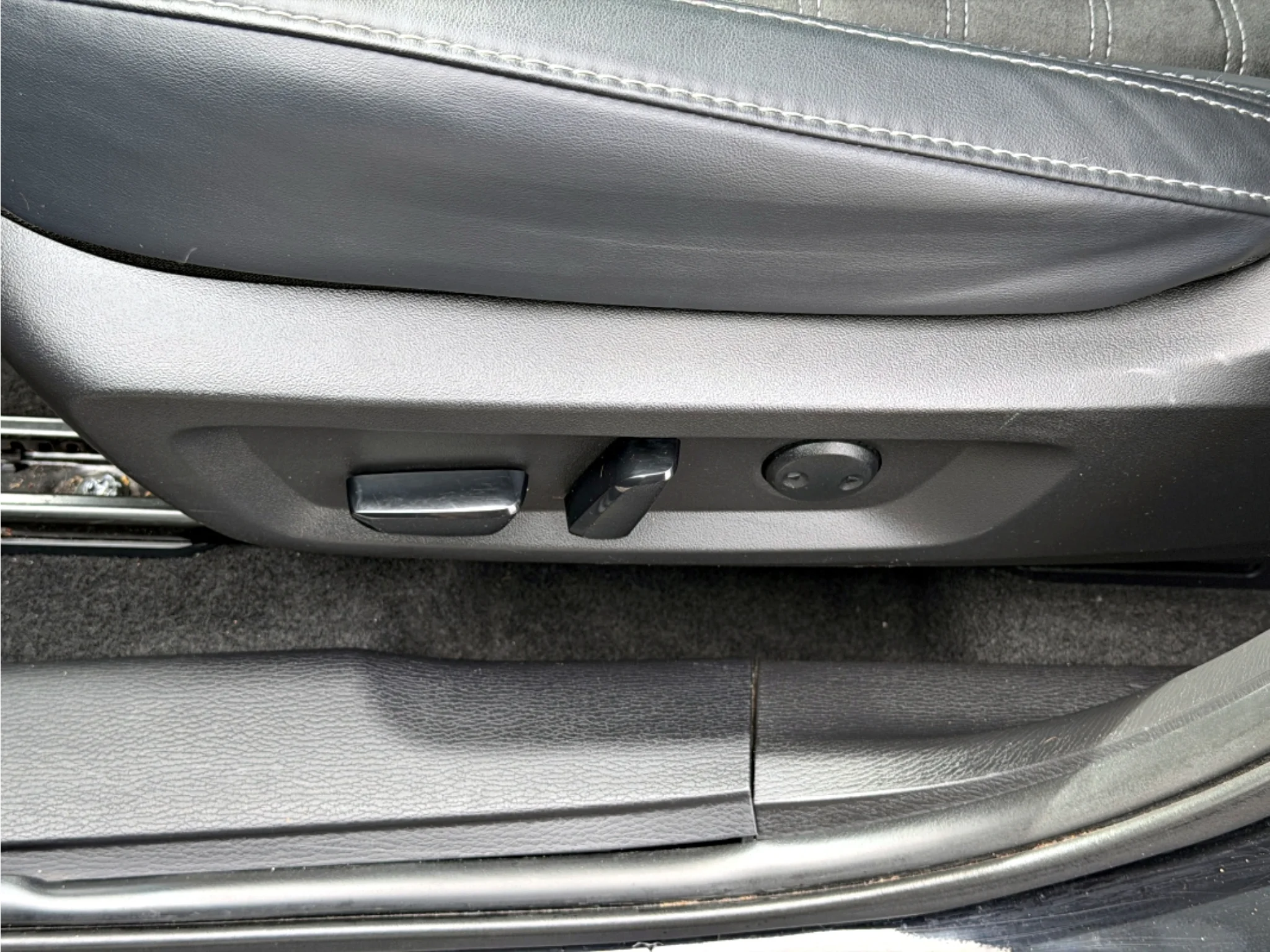 Used 2025 Black Mitsubishi SE image 19