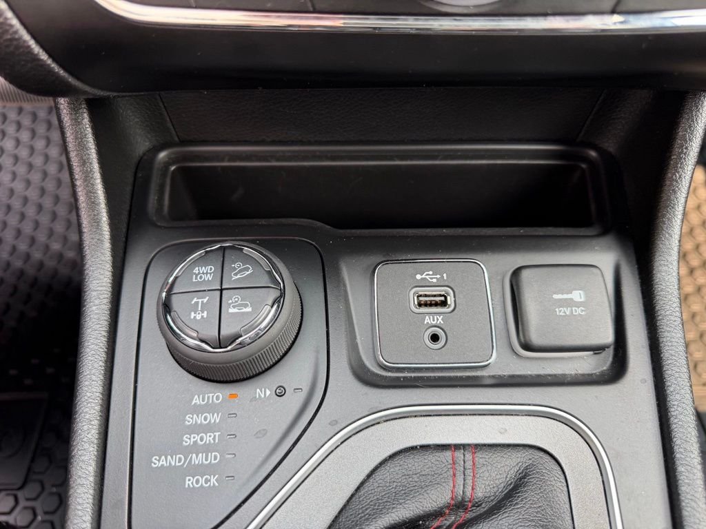 Used 2021 Olive Green Pearlcoat Jeep Trailhawk image 24
