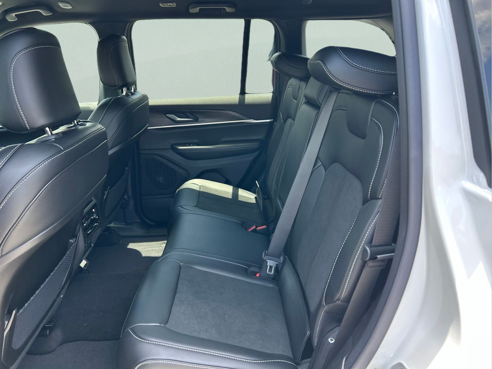 New 2026 Bright White Clear-Coat Exterior Paint Jeep Laredo Altitude image 10