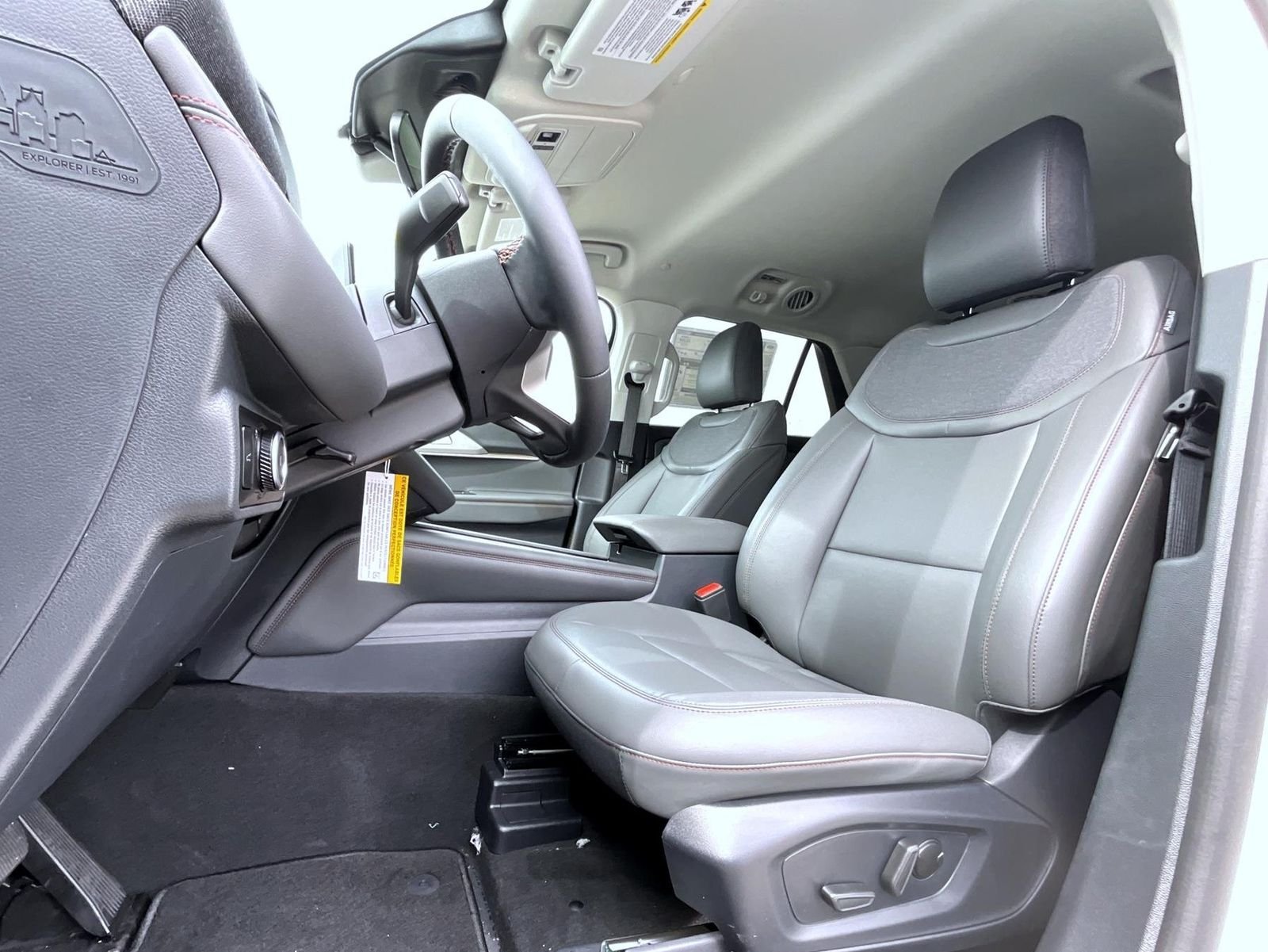 New 2026 Star White Metallic Tri-Coat Ford Active image 10