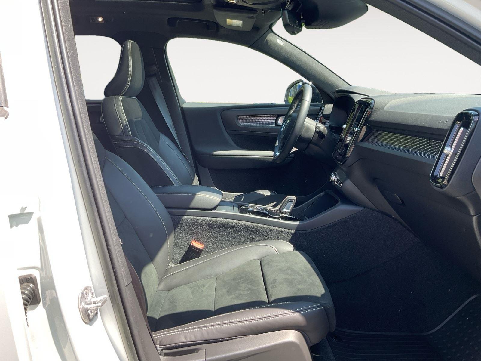 Used 2022 Crystal White Metallic Volvo R-Design image 15